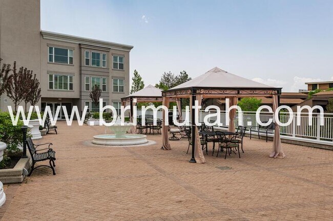Building Photo - 3075 E Kennedy Dr