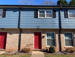 Building Photo - Townhomes at Humboldt Place- Fully renovated and move in ready 2 bedroom unit!