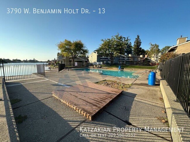 Building Photo - Downstairs Lakefront 2-Bedroom 2-Bath Nort...