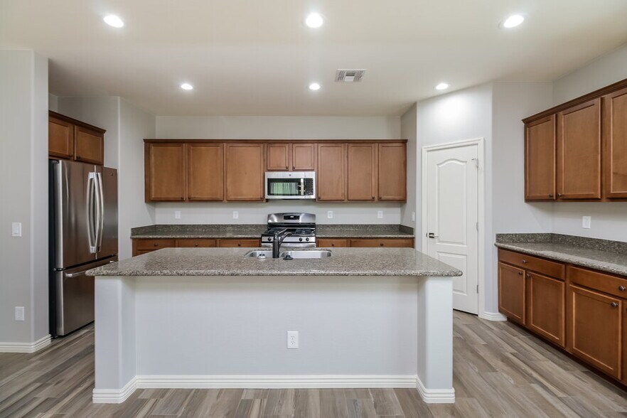 Building Photo - 20998 E Pecan Ln