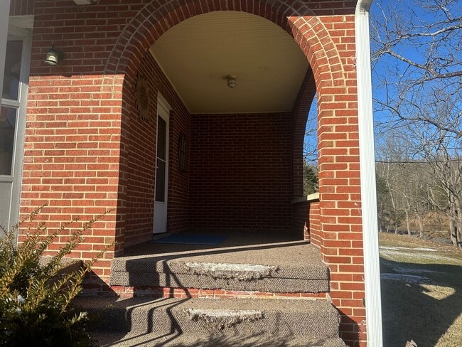 Building Photo - 3 Bedroom / 1.5 Bath Brick Home on 1.4 Acres  Blountville TN