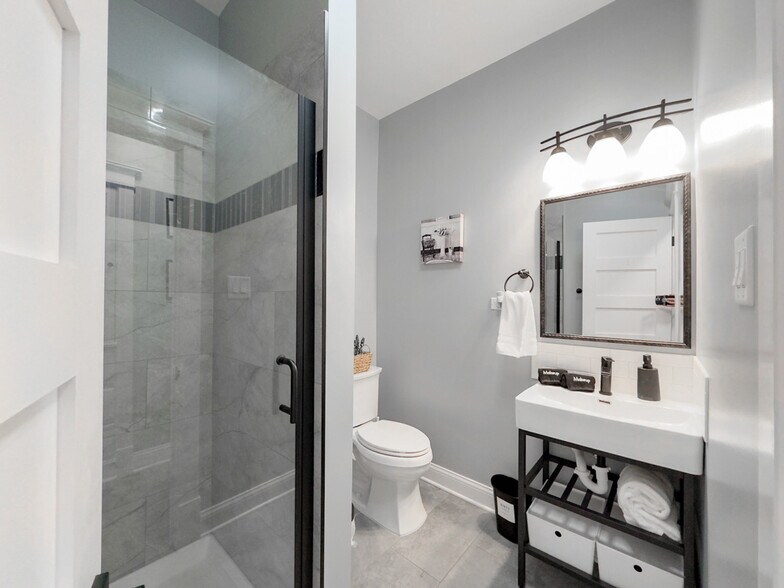 Building Photo - 2039 W 23rd St