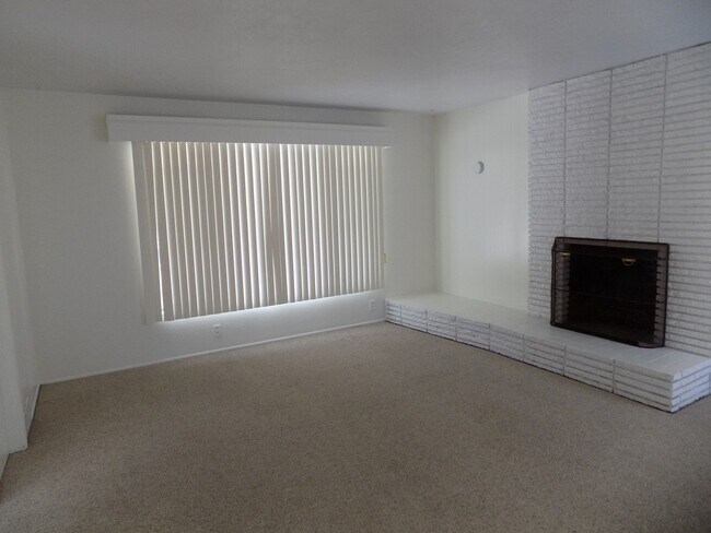 Building Photo - 221 Longview Ln