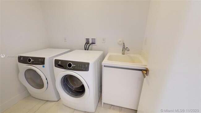 Building Photo - 16580 Sunset Way