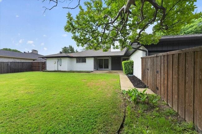 Building Photo - 2313 Claridge Cir