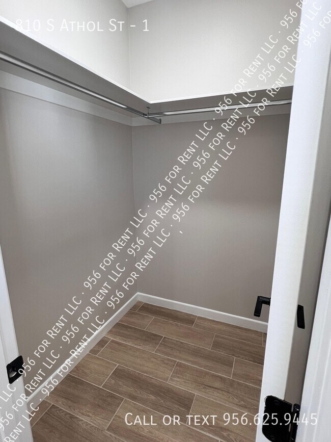 Building Photo - 810 S Athol St