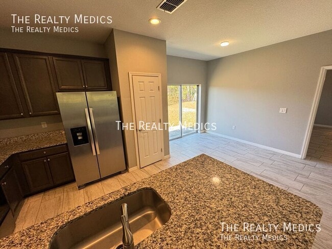 Building Photo - 2570 SE Rayburn Ave