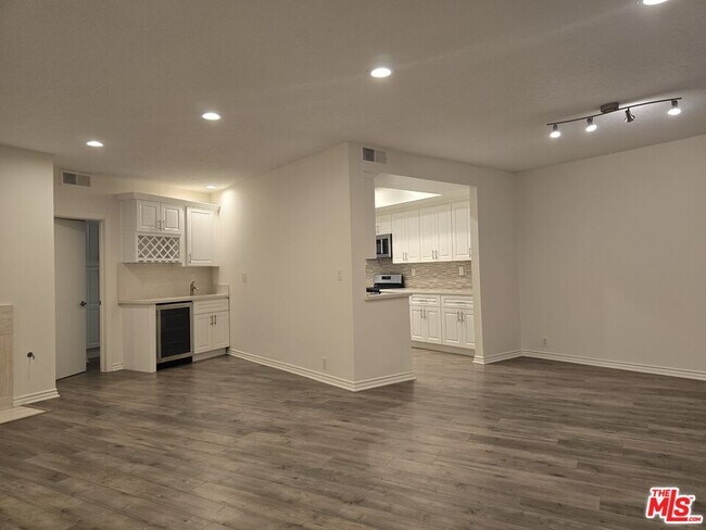 Building Photo - 4444 Wilshire Blvd