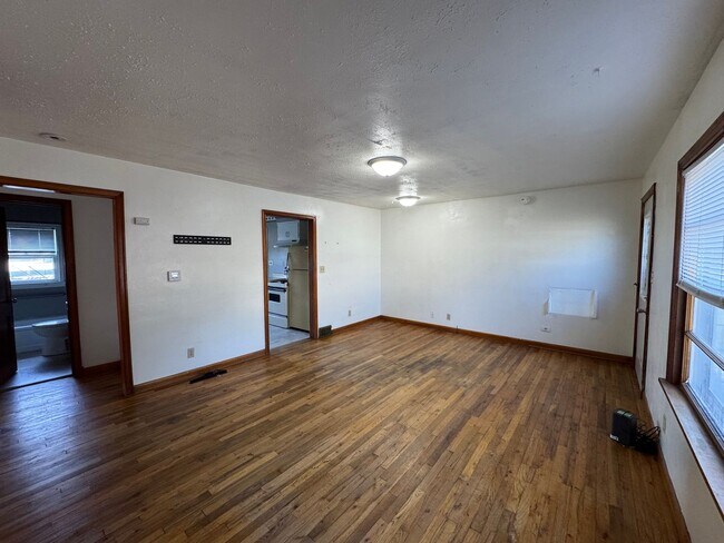 Building Photo - PRICE REDUCED! 2 bedroom, 2 bath house loc...