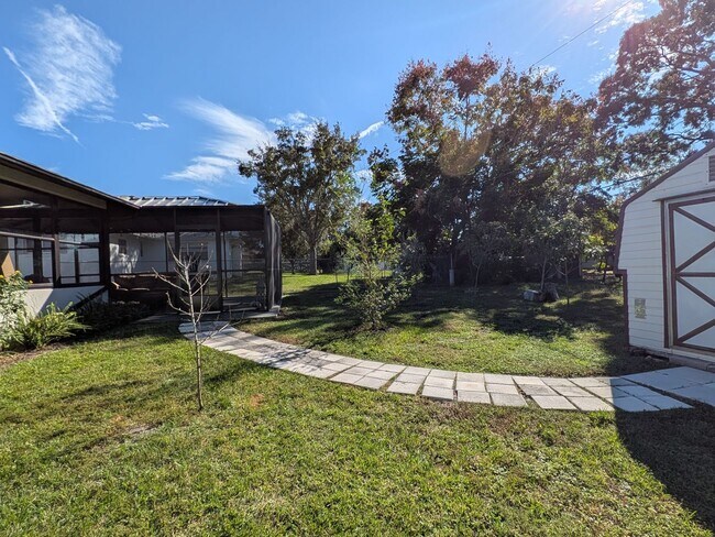 Building Photo - Gorgeous 3/2/2 Home, Great Location