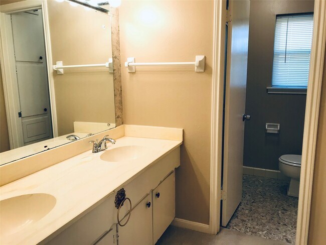 Building Photo - 3110 Springhill Dr