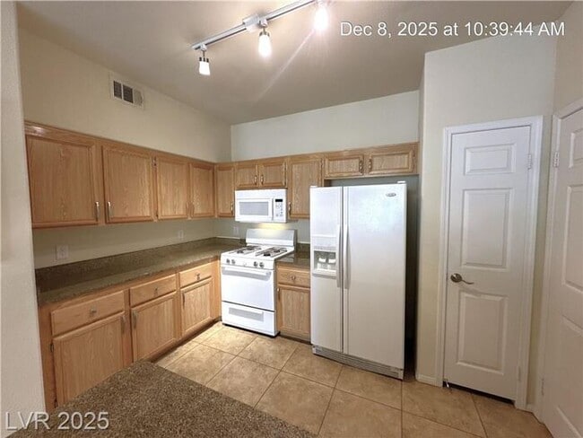 Building Photo - CONDO IN NORTHWEST GATED COMMUNITY