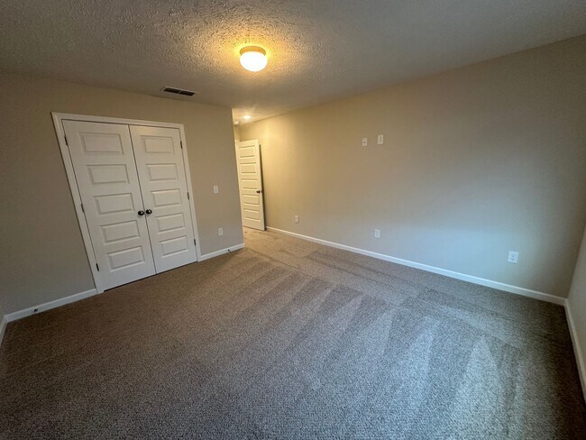 Building Photo - 4 Bed 3 Bath Townhome Near The Heart Of Shelbyville