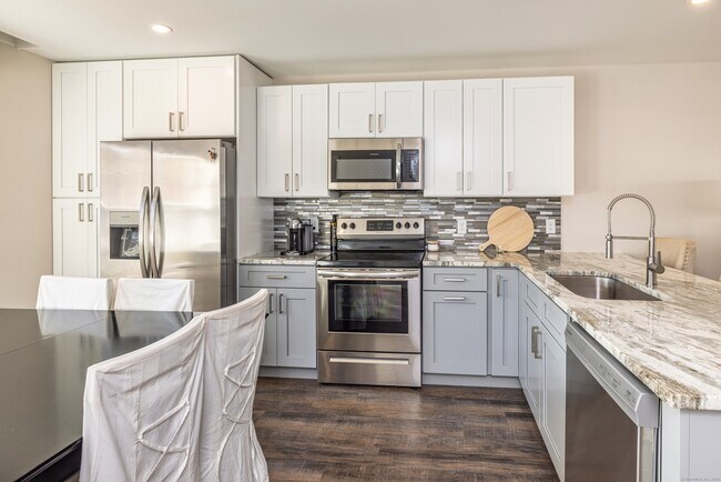 Building Photo - 94 N Bridebrook Rd