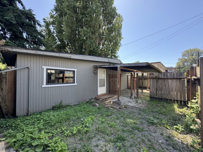 Building Photo - 820 S Donovan St