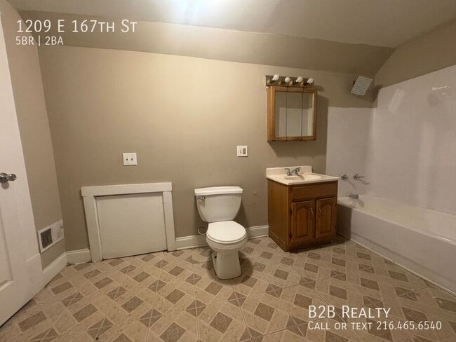 Building Photo - 1209 E 167th St