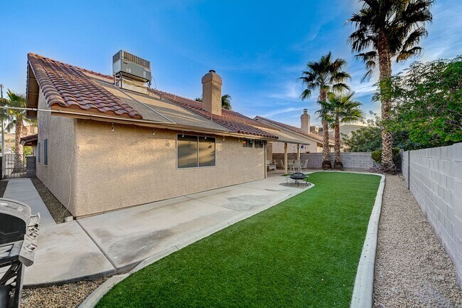 Building Photo - Henderson Single-Story Gem with Gas Firepl...