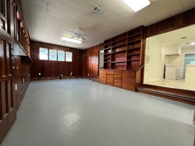 Building Photo - 2420 White Oak Dr