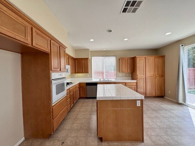 Building Photo - 4 Bedroom Menifee home on Menifee Lakes Go...