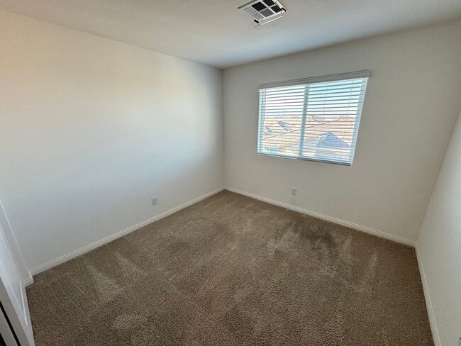 Building Photo - Beautiful 3Bed/3Bath Townhome located in Enterprise/Southern Highlands–Southwest Henderson border...