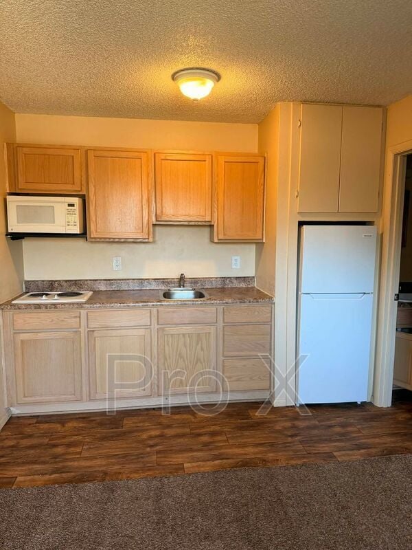 Building Photo - 926 N Goetz Blvd