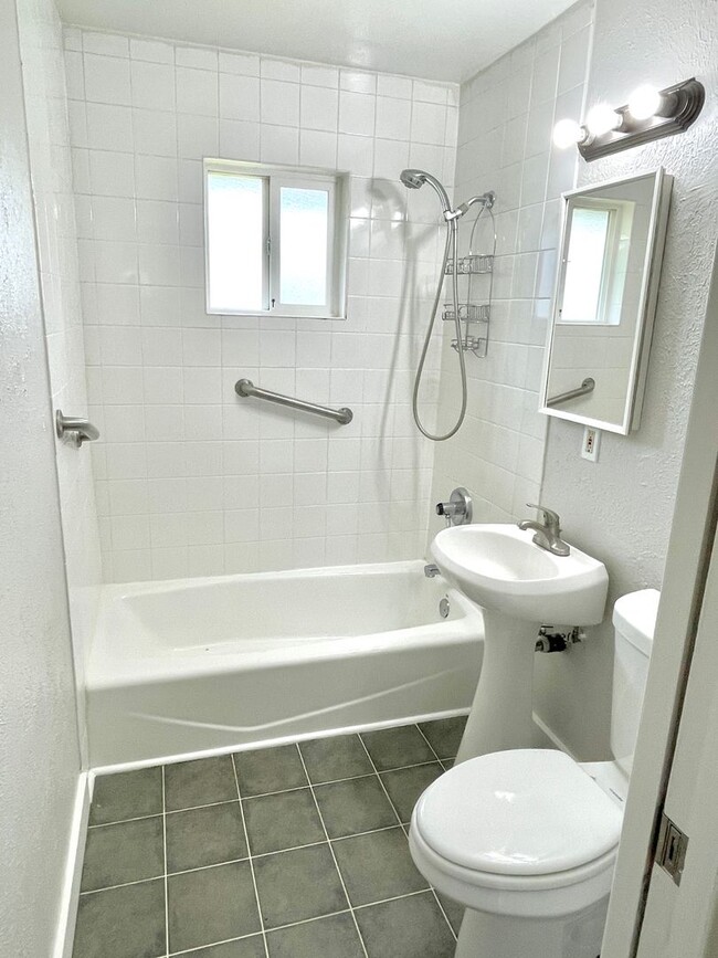 Building Photo - Parkrose Heights neighborhood, 3 bedroom, ...
