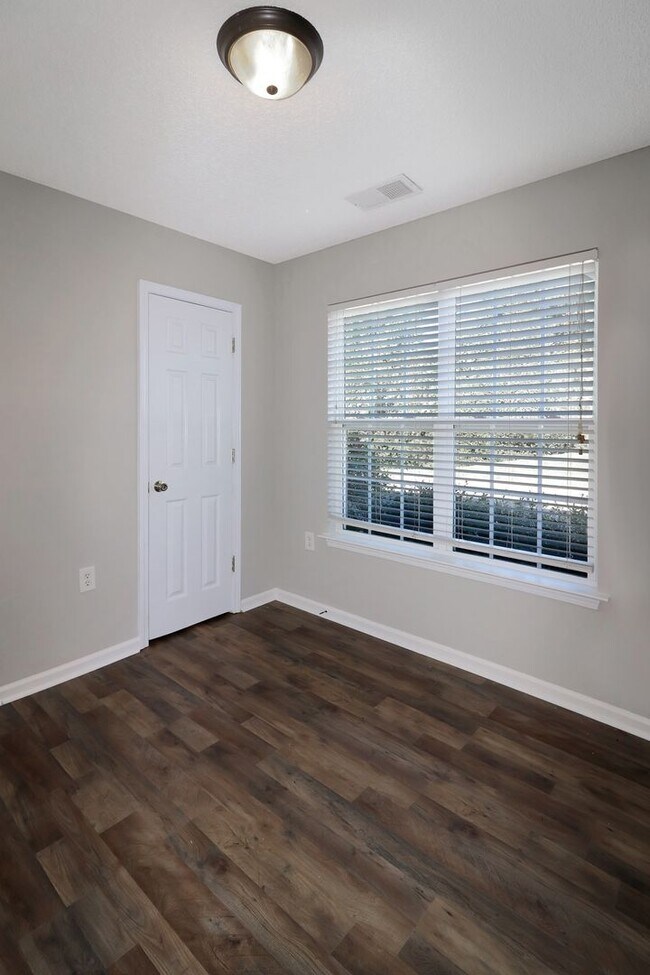 Building Photo - Light and bright 3 bedroom 2 bath townhome...