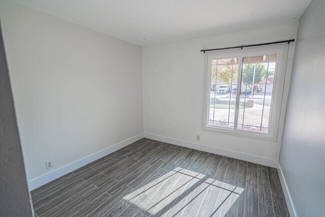 Building Photo - Single Story Pool House for Rent in Canyon Country!