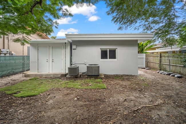 Building Photo - 3500 SW 25th St