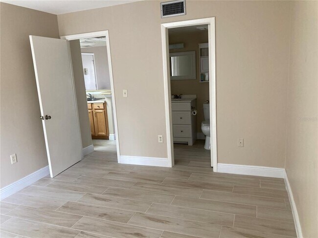 Building Photo - 3840 N Lake Dr