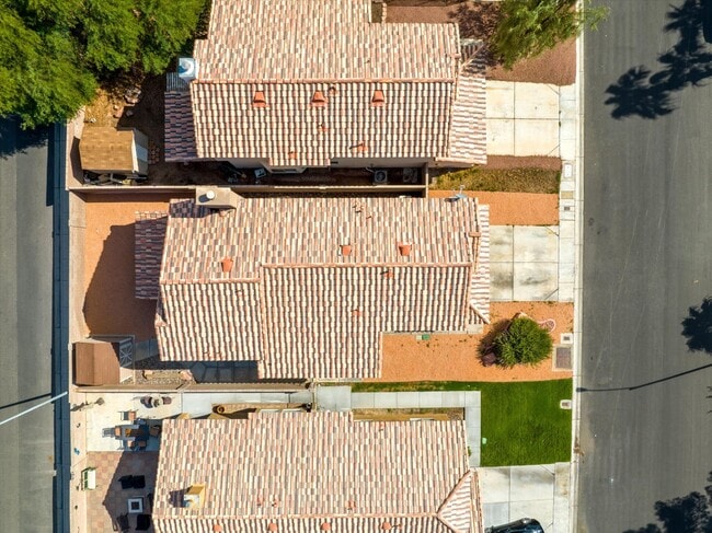 Building Photo - SE!!  Windmill and 215!! Newly remodeled!! All Tile Floors down stairs!! Low Maintenance Desert L...