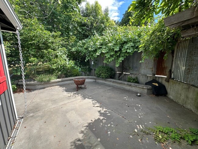 Building Photo - Adorable 2 Bedroom One Bathroom Home Close...