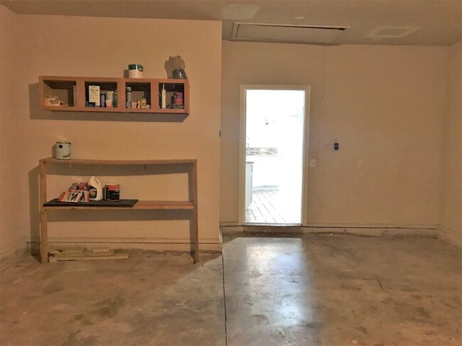 Building Photo - 3 Bed 2 Bath 2 Car Duplex in the Silvertre...