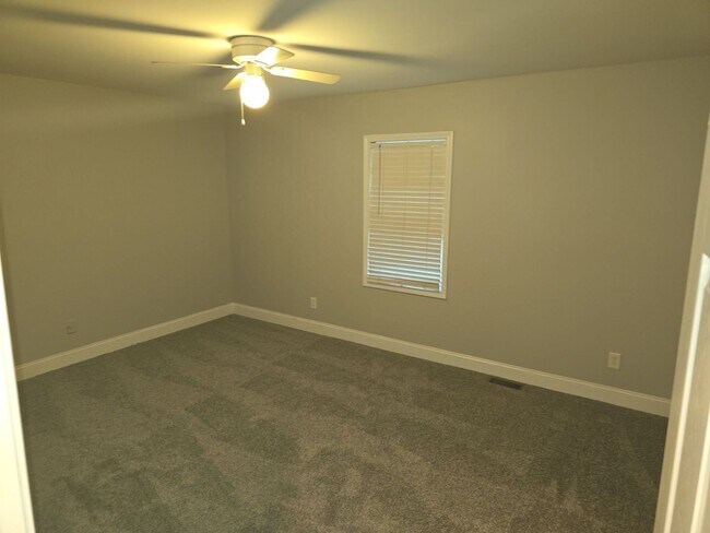 Building Photo - 2 bedroom 1 bath unit duplex