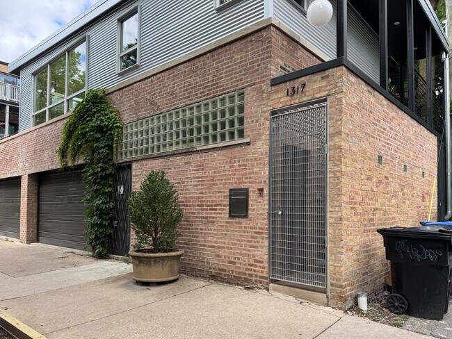 Building Photo - 1317 N Leavitt St