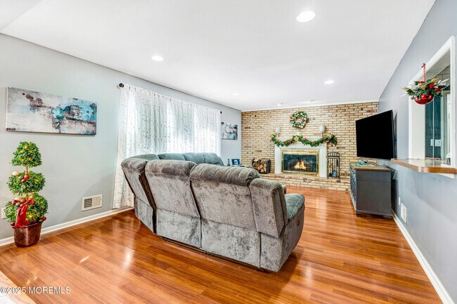 Building Photo - 7 Oak Tree Ln