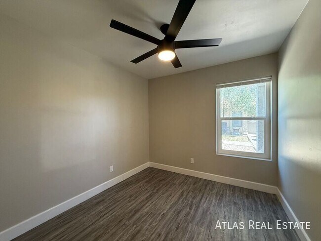 Building Photo - 2826 E Capri Cir