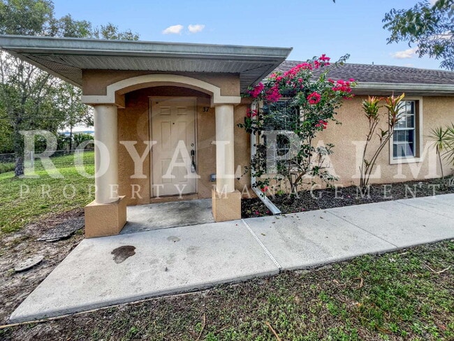 Building Photo - 2 Bed, 2 Bath Duplex on First Street – Washer & Dryer Included, Pet-Friendly, Minutes from Downto...