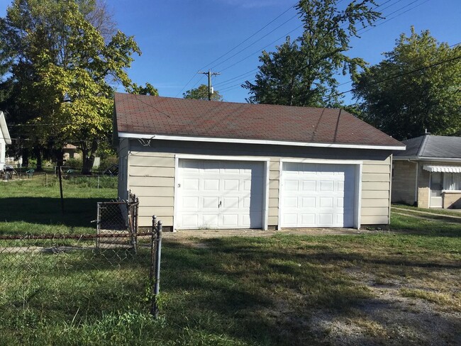 Building Photo - Cozy 2 Bedroom and 1 Bath Home w/ Garage