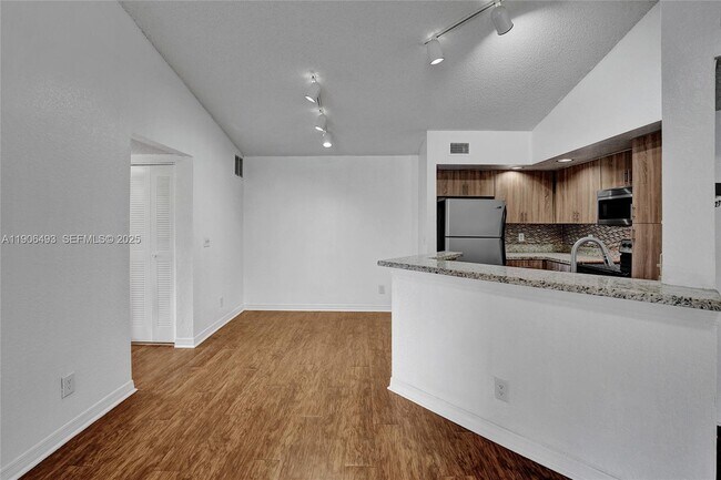 Building Photo - 417 Vista Isles Dr