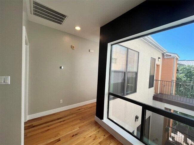 Building Photo - 1606 Hadley St