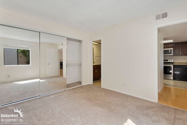 Building Photo - Beautiful 2Bda 2Ba Condo with Fireplace in Scottsdale!