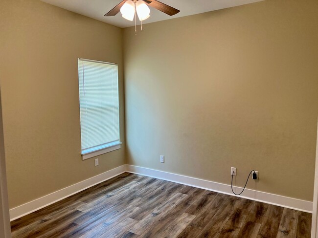 Building Photo - For Rent - 4 Bedroom, 2 Bath, Valley View!