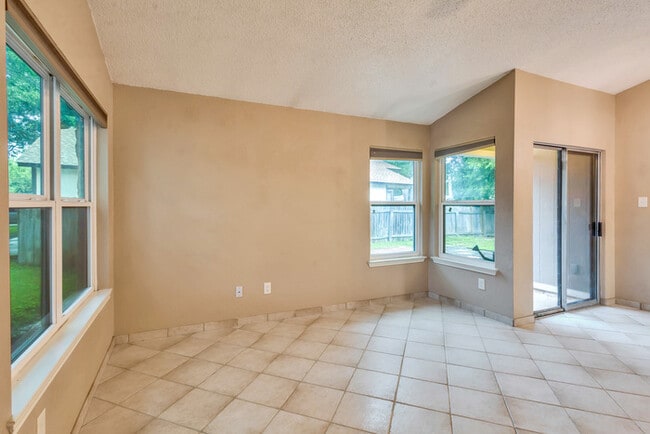Building Photo - 9721 Holly Springs Dr