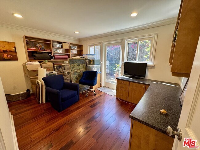 Building Photo - 1006 Las Pulgas Rd