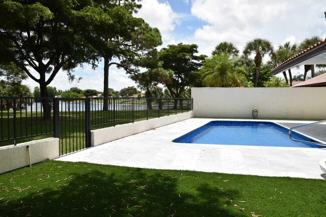 Building Photo - 6735 Lago Vista Terrace