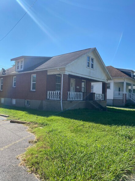 Building Photo - 208 NW End Blvd