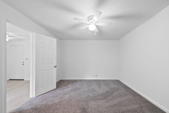 Building Photo - 806 E Emily Ave