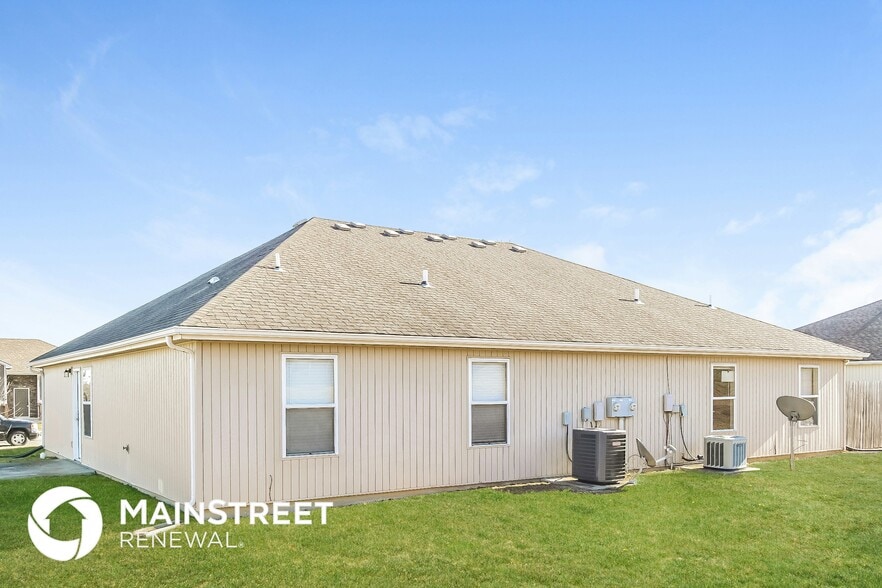 Building Photo - 211 Golfview Dr