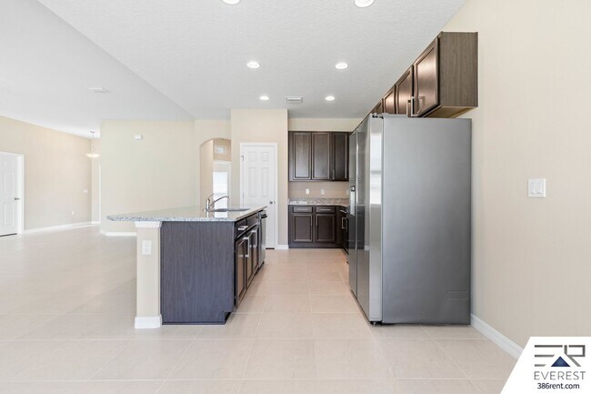 Building Photo - FULLY FENCED, LIKE NEW 3/2/2 IN DESIRABLE PINE GROVE